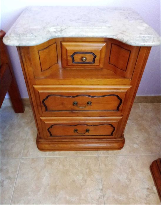 Mobília de quarto (de castanho) e colchão em bom estado de conservação