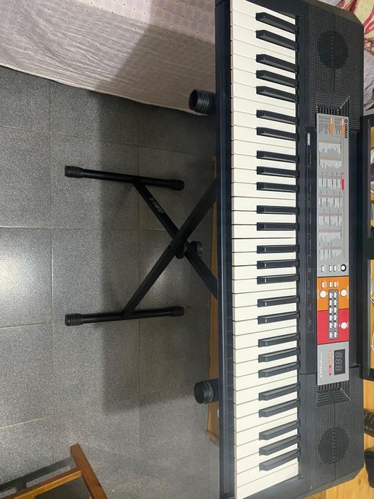 Teclado/ piano em bom estado Yamaha, com carregador .