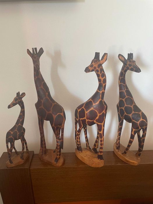Conjunto de 4 girafas vintage esculpidas em madeira, artesanato africano