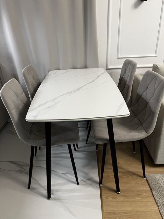 W ofercie sprzedaży stól z krzesłami