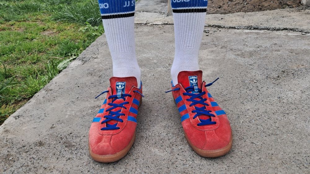 продам кросівки Adidas rouge