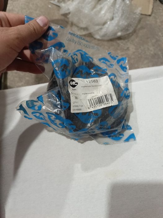 Подушка двигуна заднЯ kia Sportage 2 нова в запаяній упаковці.