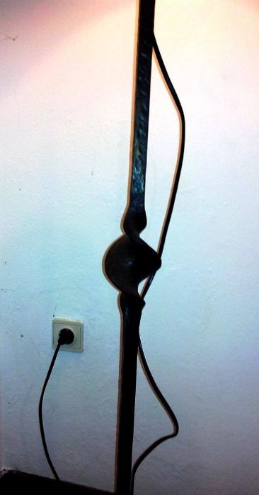 Candeeiro de pé em ferro forjado com abajur em tecido.