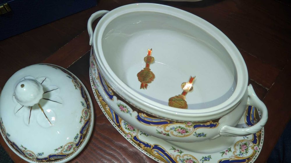 Terrina Grande de Porcelana com Travessa (Estilo Limoges) – RIGOROSAMENTE NOVA