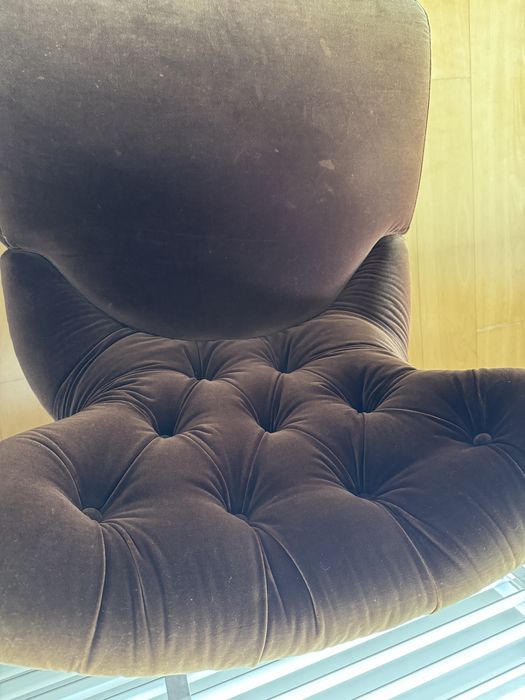 Sofa em veludo castanho  (Area)