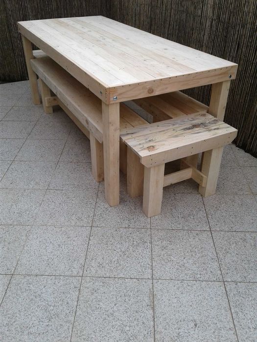 Mesa desmontável com bancos