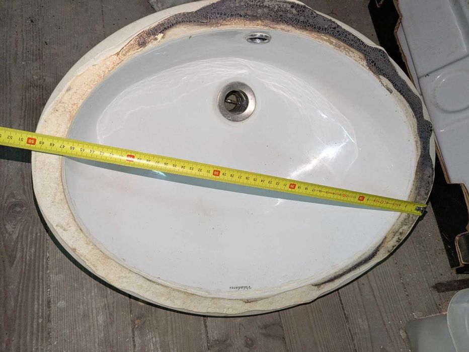 Lavatórios Valadares de colar e encastrar por baixo usados