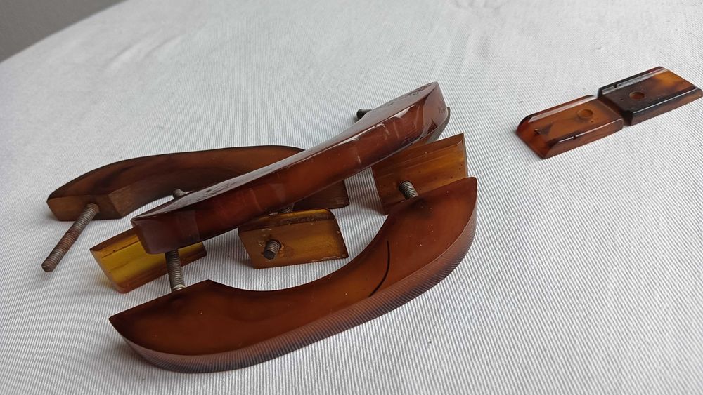 Stare kompletne uchwyty do mebli. . Bakelit Cena 1 szt