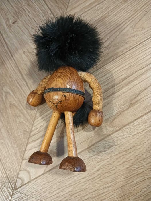 Figurka jaskiniowiec drewniany z futerkiem