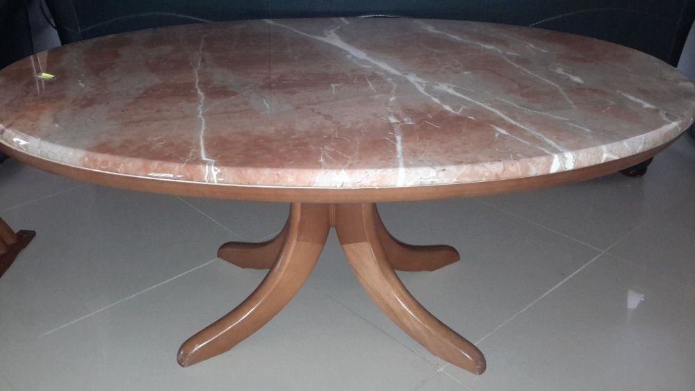 Журнальний столик з натурального каменя.