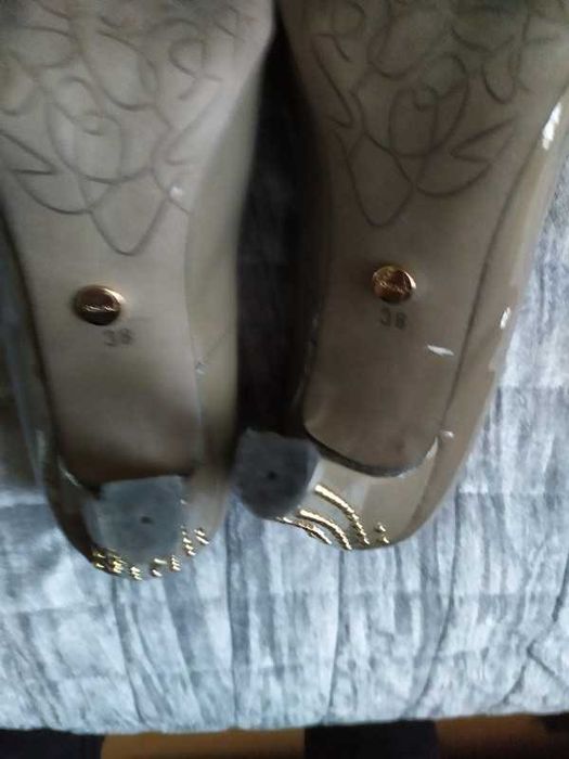 Lakierowane czółenka Ryłko 39