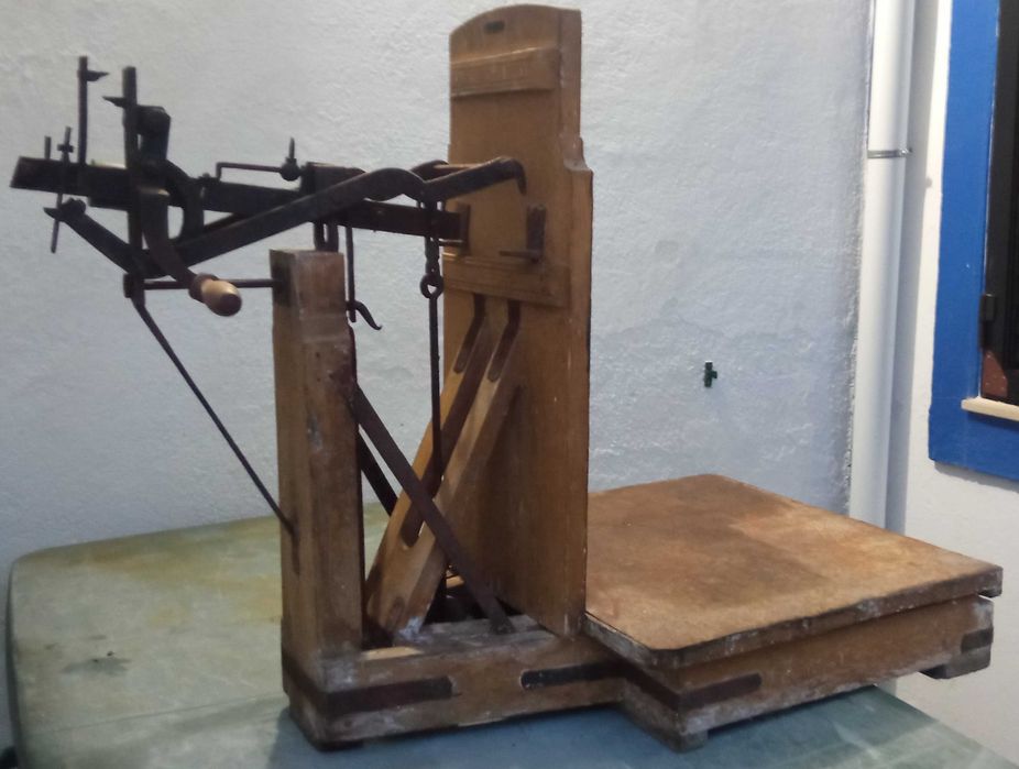 Balança decimal de chão em madeira e ferro (vintage)