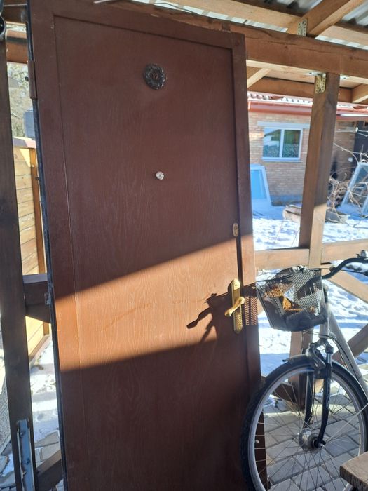 Дівері вхідні дерев'яні, і металеві