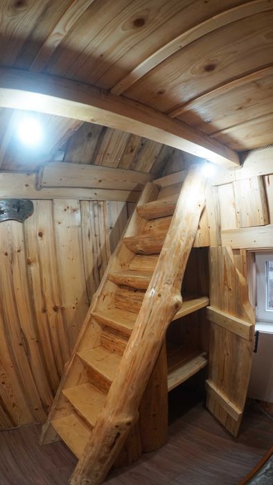 Здається  будиночок у лісі біля струмка. Подобово. Косівський район
