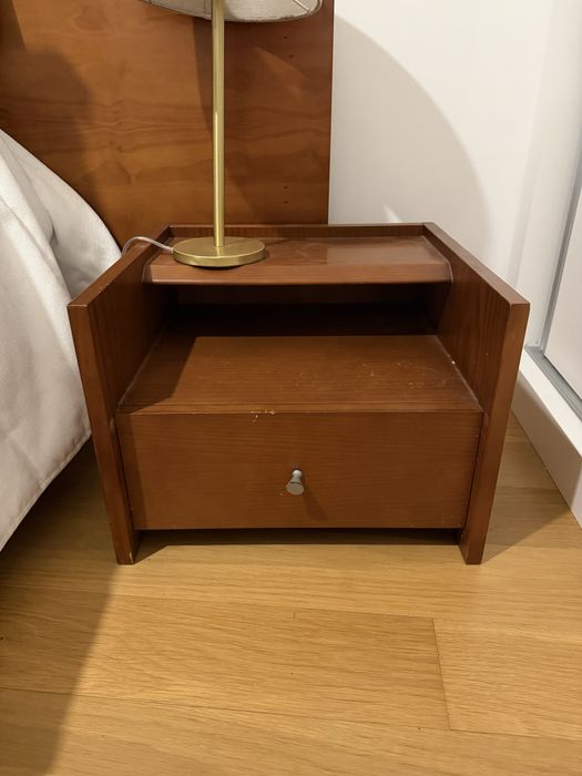Mobília de quarto em cerejeira – cama, cómoda e 2 mesas de cabeceira