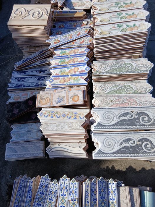 Lote  material. Rodapés, barras, tijoleira, azulejos, mosaicos,,etc