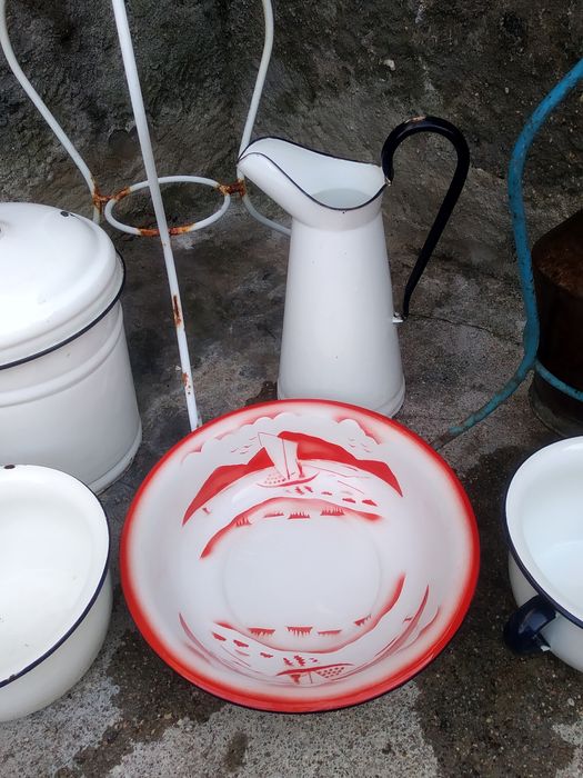 Lavatórios antigos e varias peças em esmalte