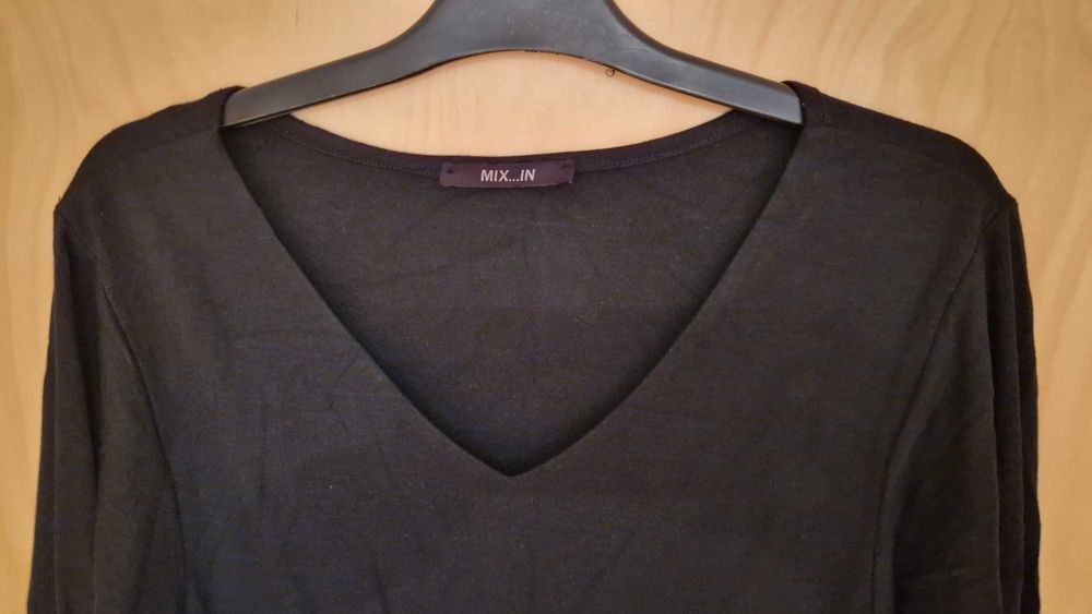 Vestido preto, com barra de cetim na bainha e mangas, tamanho L