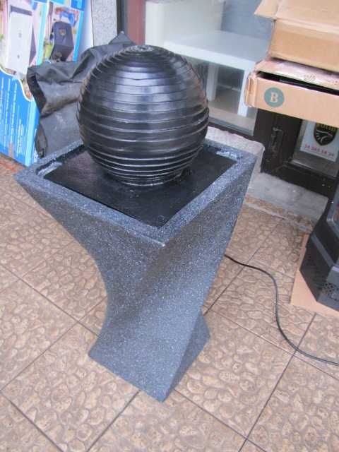 Fontanna solarna Blumfeldt czarna marmurkowa dekoracja ogrodowa