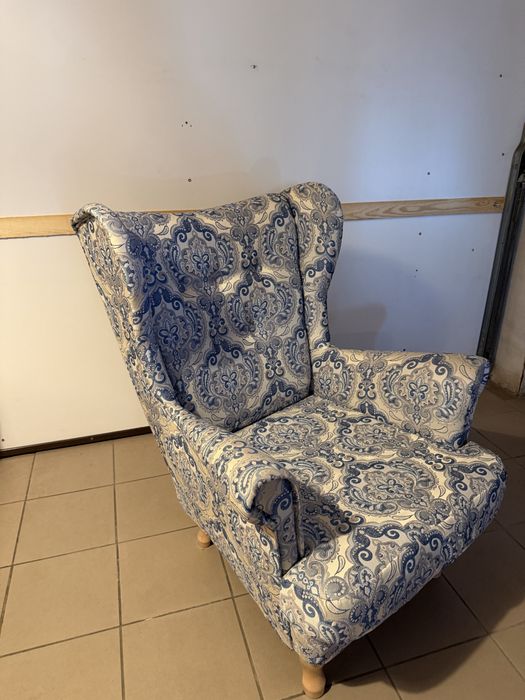duży fotel we wzory niebieskie