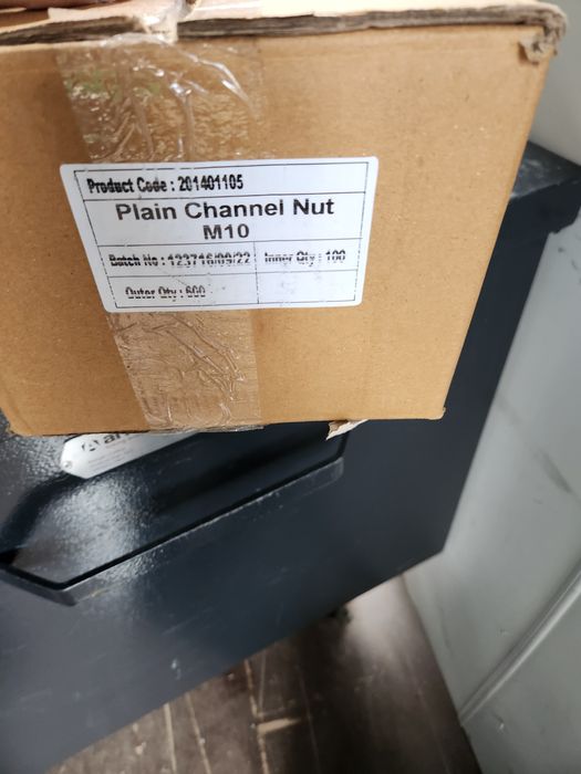 Vários tipos buchas e parafusos