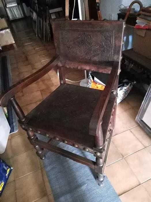 Duas cadeiras de espaldar alto e duas de braços em sola portuguesas