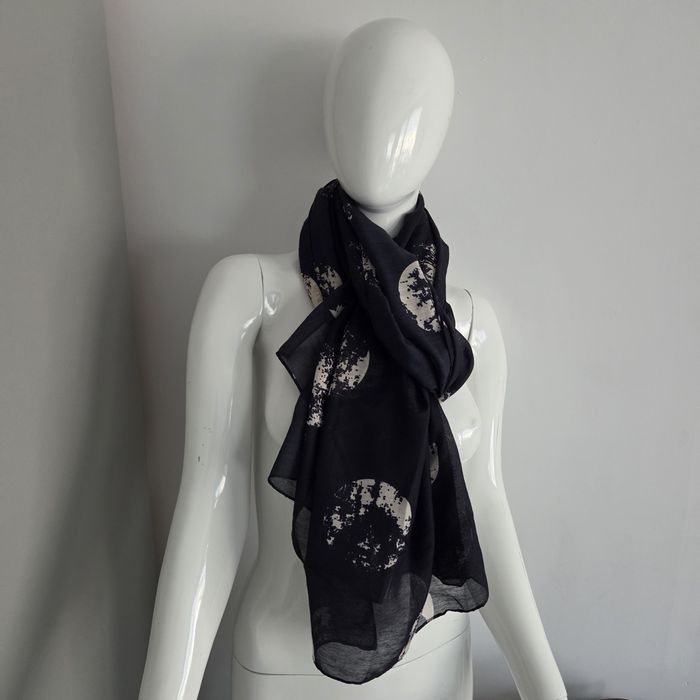 Viralowy duży czarny szal H&M w beżowe wzory – One Size