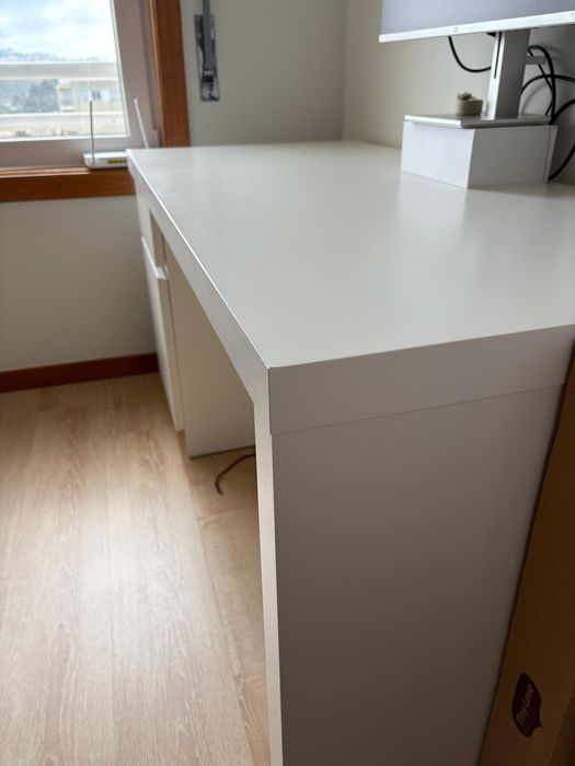 Secretária IKEA Malm 140*65 ( como nova)