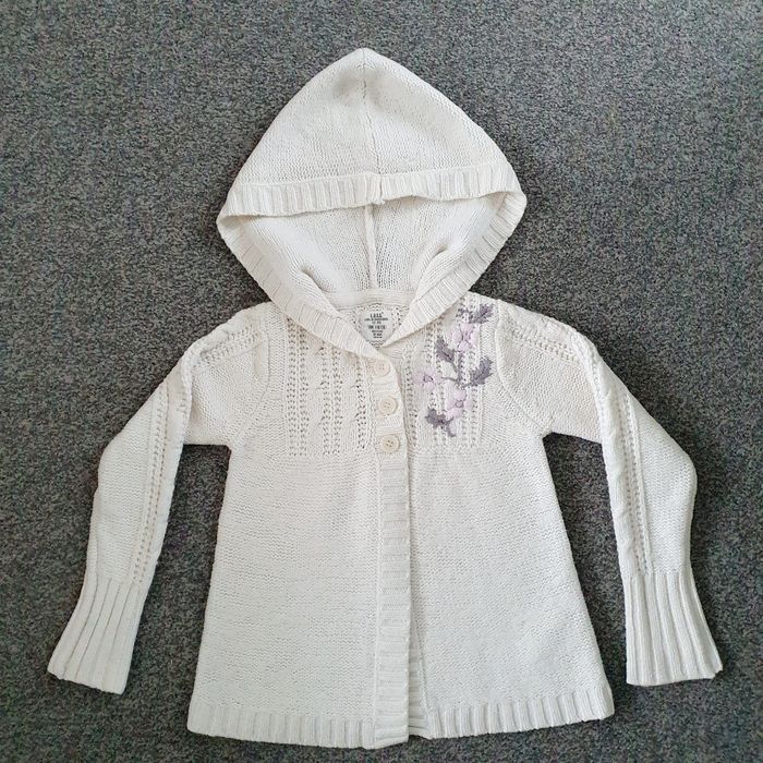 Biały sweter rozpinany kardigan z haftem h&m 110 116