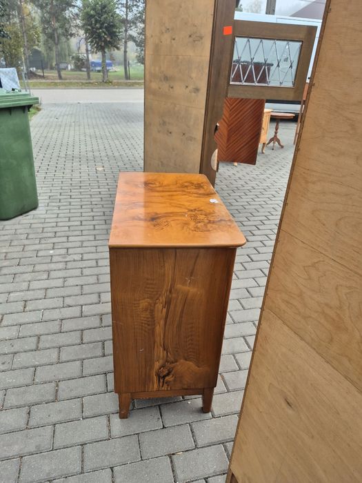 Ciekawa mala szafka