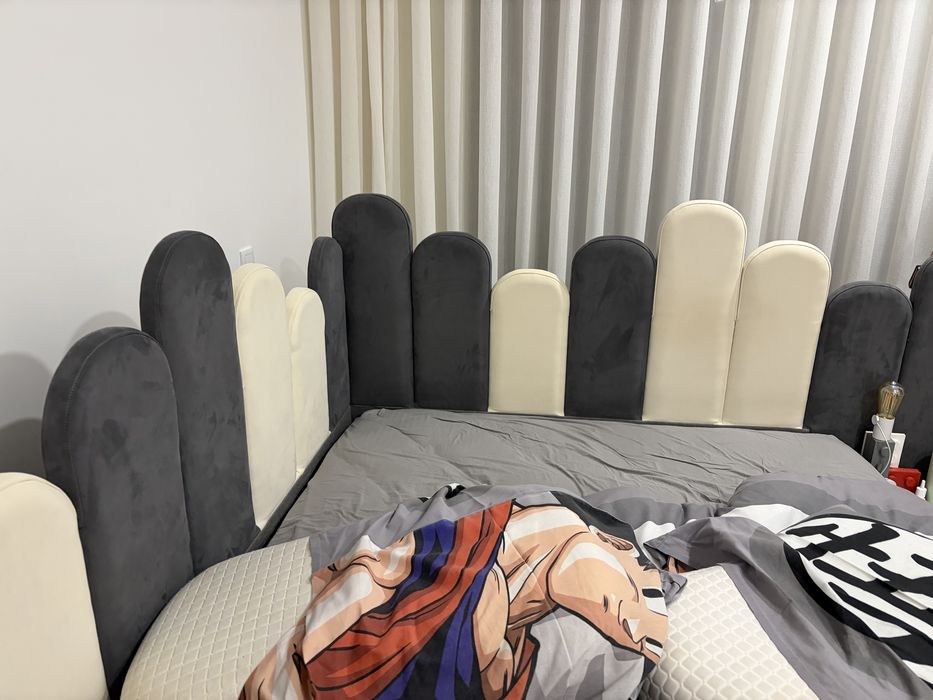 Cabeceira de cama forrada em pele
