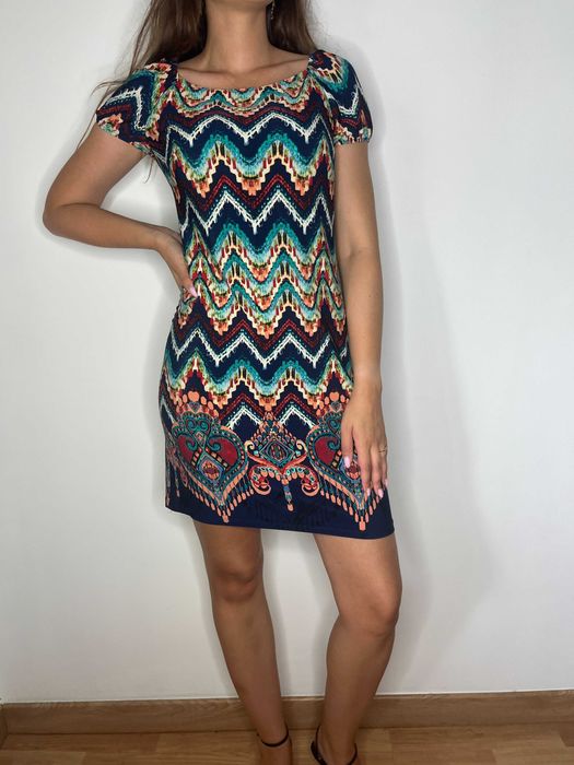 Kolorowa wzorzysta sukienka tuba azteckie wzory z dekoltem mini r. S