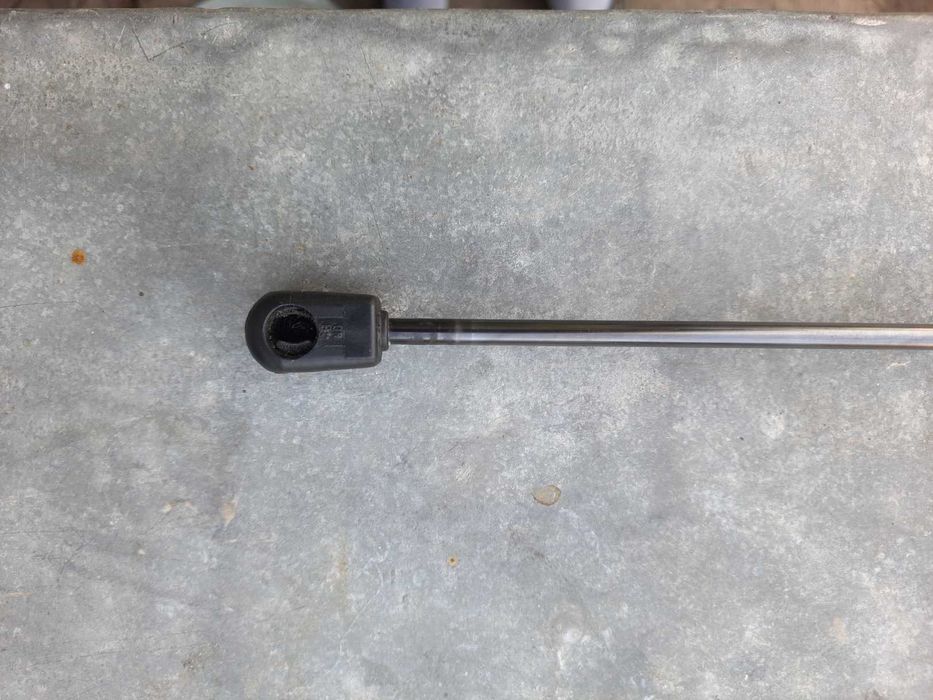 амортизатори капота