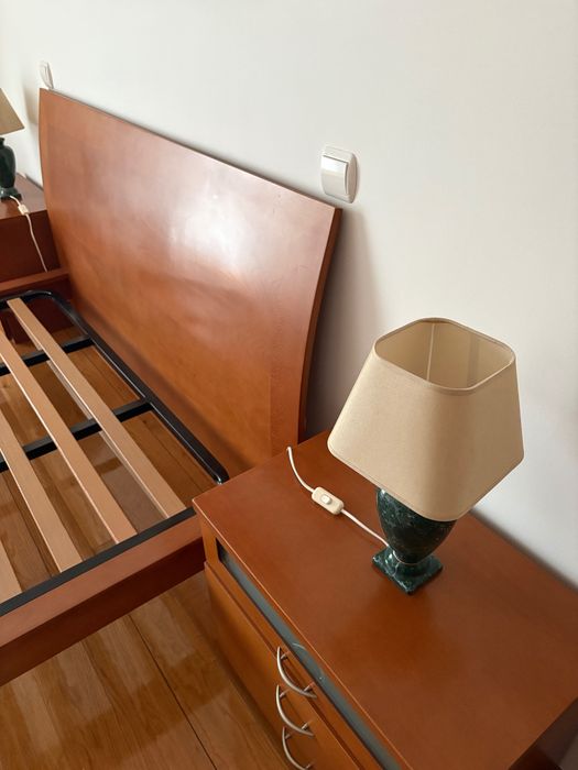 Cama de madeira + Colchão + 2 Mesas de Cabeceira