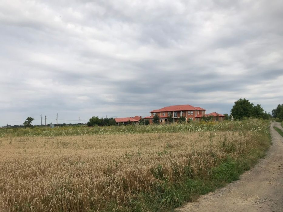 Продаеться участок 25 соток с. Баранинцы.