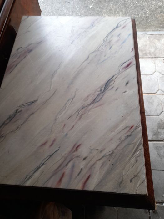 Mała szafka z marmurem