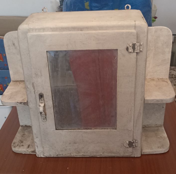 Antigo armário de casa de banho