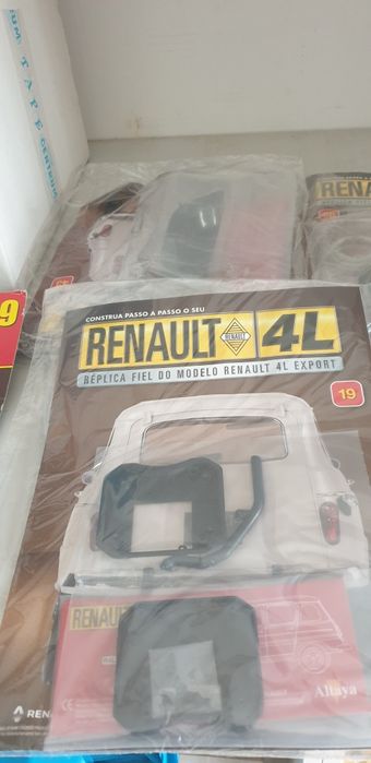 Colecao incompleta com 54 fasciculos e peças do carro renault 4L,