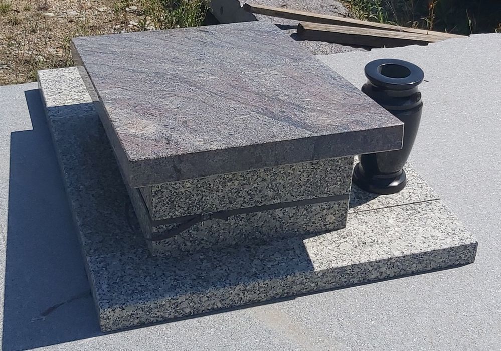 Nagrobek granitowy  90x70 cm. I inne.