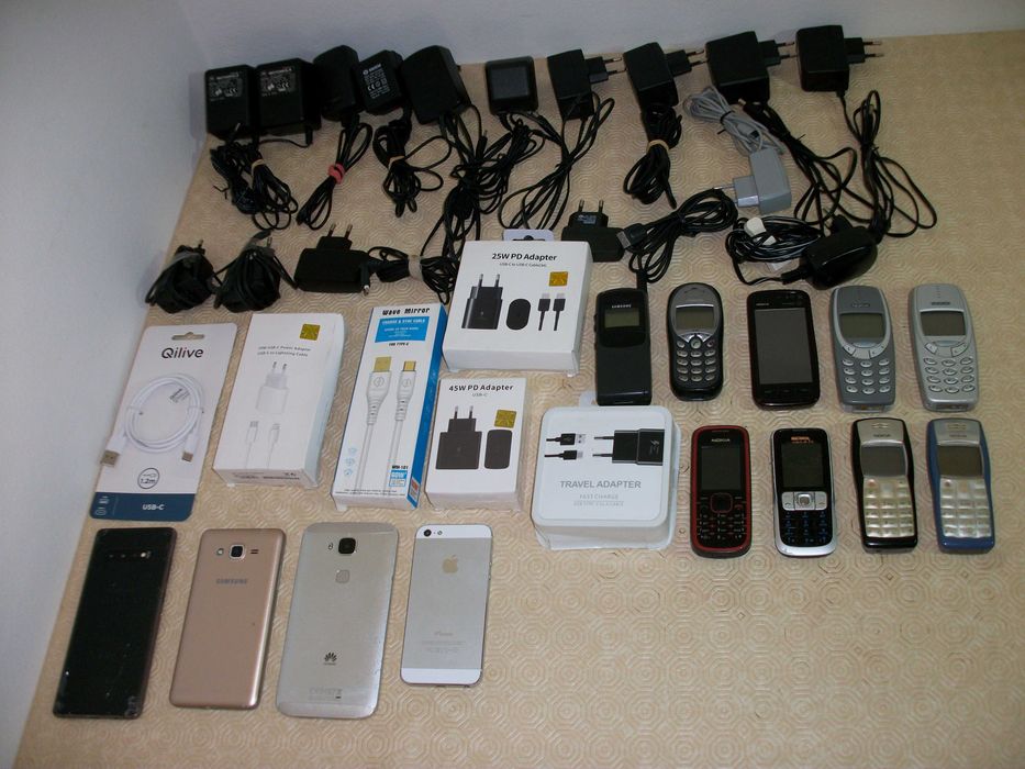 Conjunto 13 Telemóveis Peças + 16 Carregadores, adaptadores e cabos