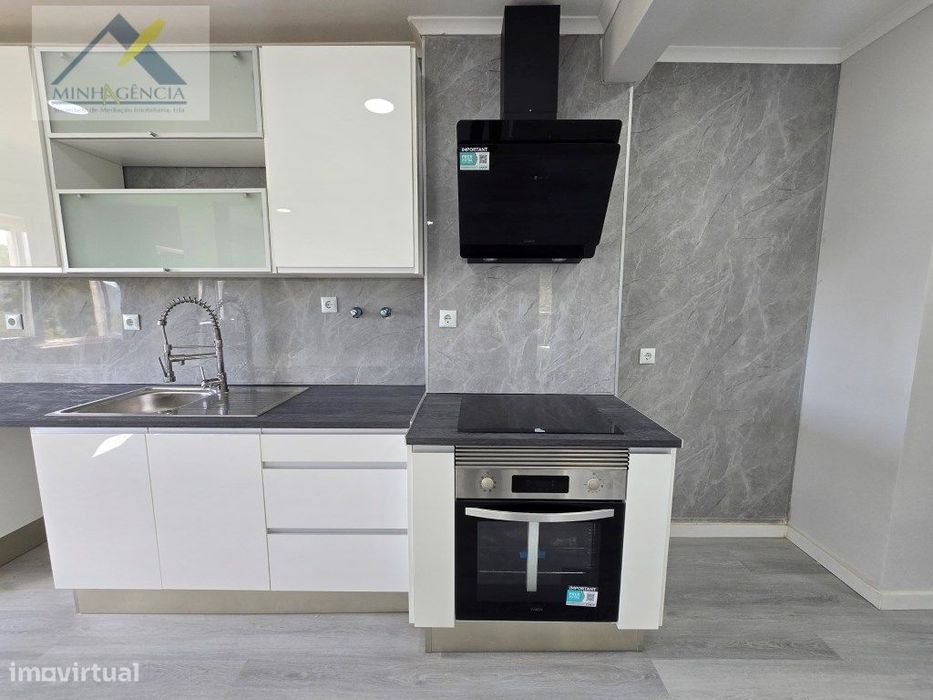 Apartamento T2 remodelado com arrecadação em Setúbal