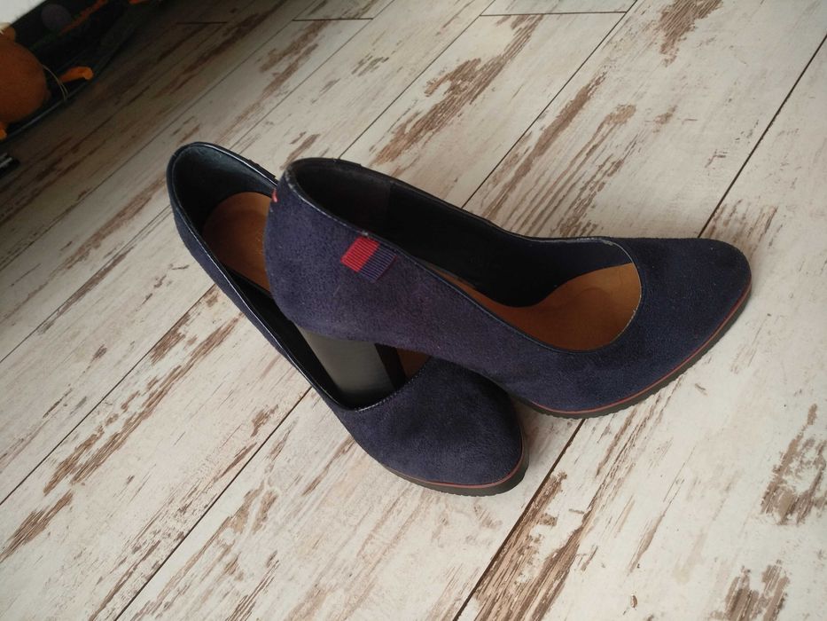 McArthur buty półbuty eleganckie granatowe na obcasie klocku zamszowe