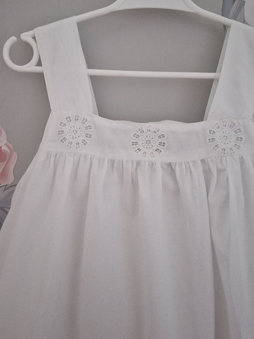 Sukiena letnia biala na szelkach roz 116cm