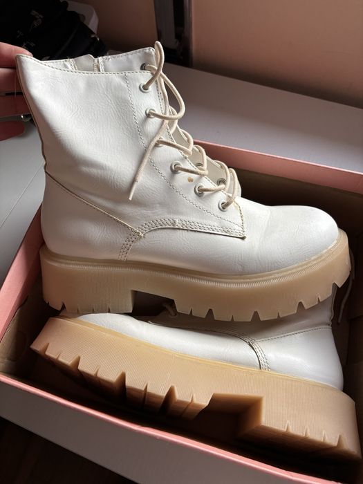 Botas semi novas brancas berska