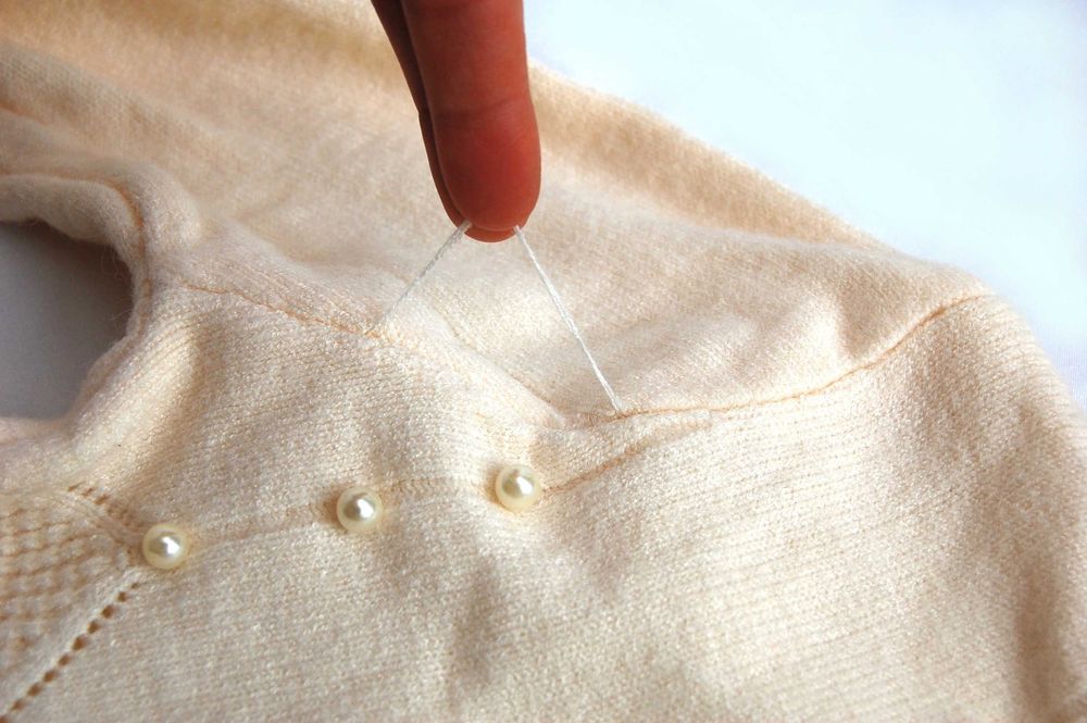 Sweter damski z wełną 34 XS ecru kremowobiały z perłami, perły vintage