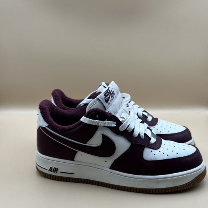 Nike Air Force 1 '07 LV8 College Pack Maroon (Rozmiar 42)