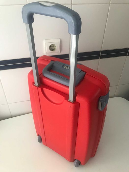 Mala vermelha pequena