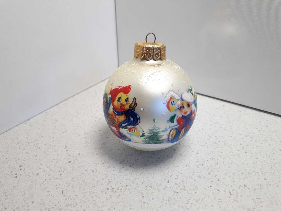 Стеклянный новогодний шар 8,5 см: 4 сюжета, объёмный снег, новый