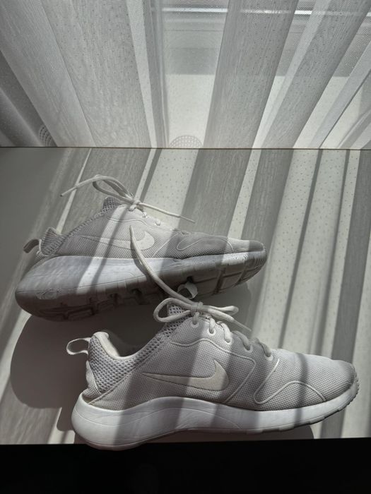 Білі кросівки Nike Kaishi для бігу, розмір 42 (27 см)