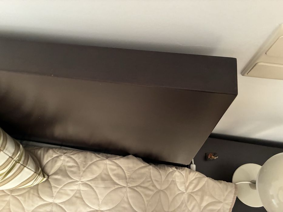 Conjunto de móveis de quarto em madeira maciça de cor castanha escura